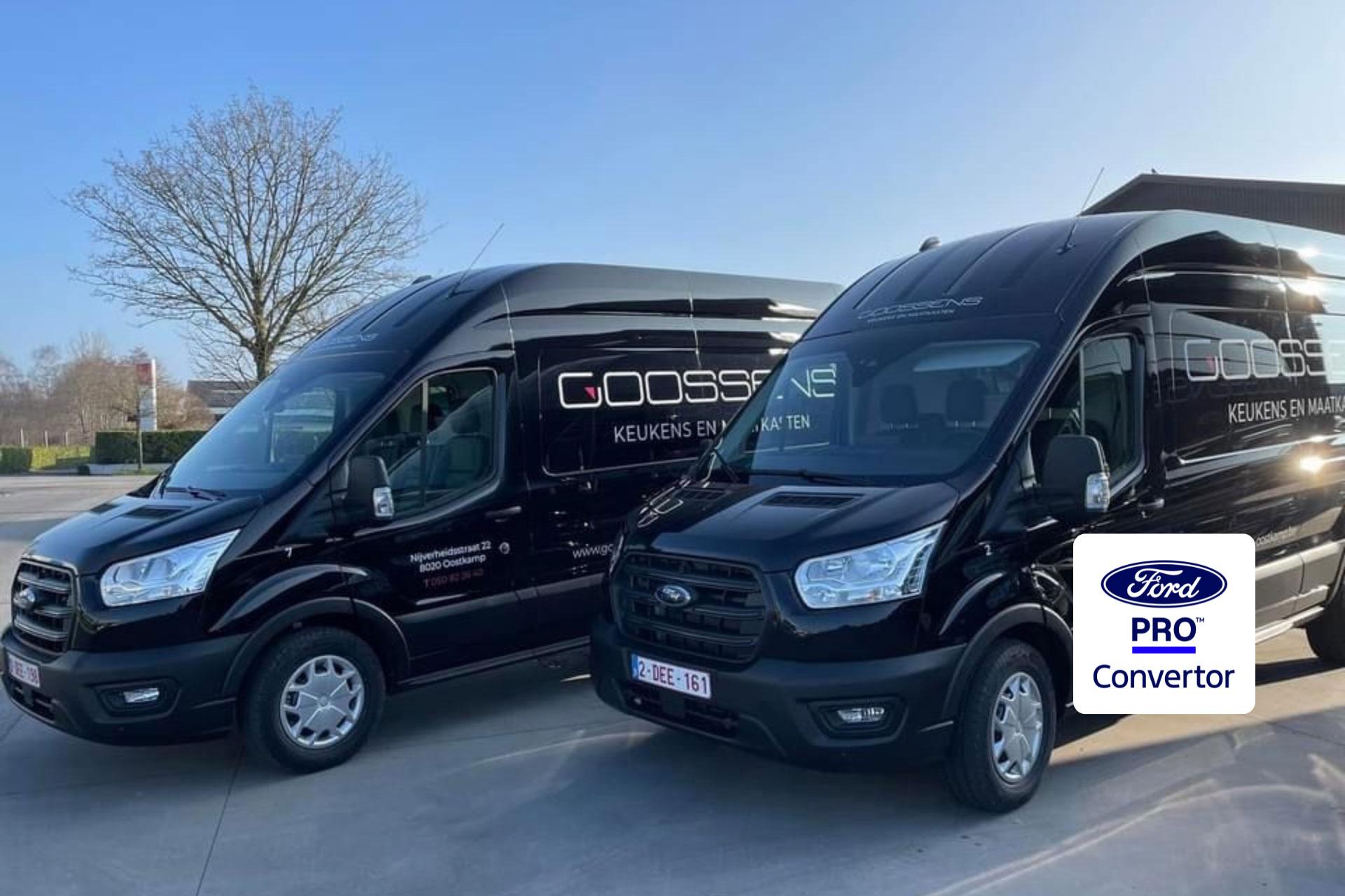 Ford Pro Convertor Twee Ford Transits met Ford Pro Converter-logo, symbool voor de erkenning van Avietech als gecertificeerde ombouwpartner